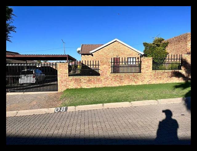 2 BEDROOM TOWNHOUSE FOR SALE IN TERENURE